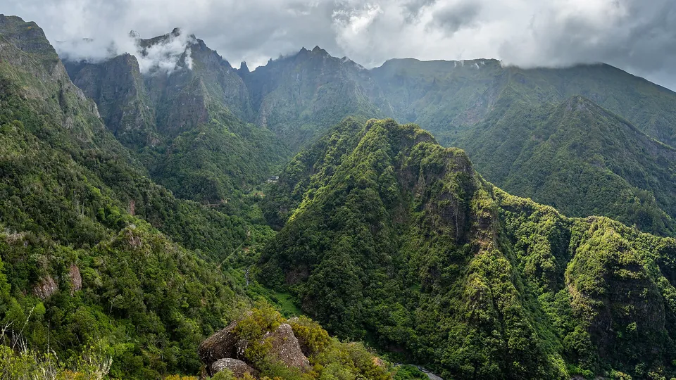 PR11 Vereda dos Balcões, Madeira. Photo: Ximonic (Simo Räsänen), CC BY-SA 4.0, via Wikimedia Commons.
