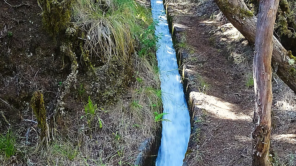 PR27 Glaciar de Planalto, Madeira. Photo: VillageHero, CC BY-SA 2.0, via Wikimedia Commons.