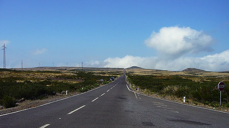 PR6.5 Vereda do Pico Fernandes, Madeira. Photo: Coeli, Public domain, via Wikimedia Commons.